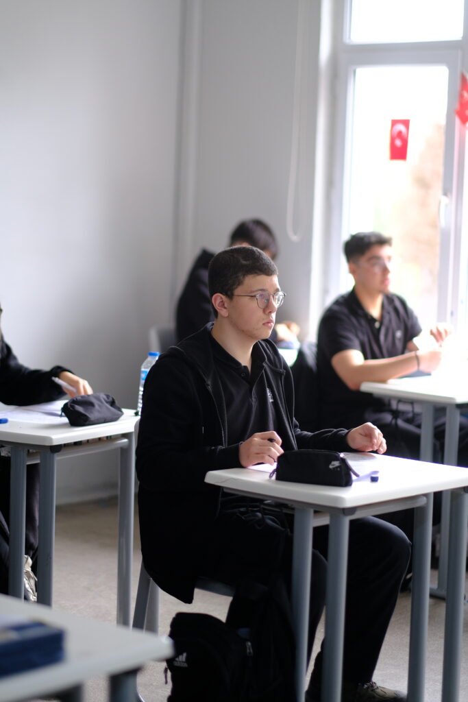 Geleceğin mimarları, mühendisleri ve doktorları bugün ilk adımı attı! 🎓sınıf öğrencilerimize yönelik uyguladığımız "Meslek Seçme Taraması" ile kariyer yolculuklarını netleştiriyoruz. Gençlerimizin potansiyellerini keşfetmek ve onlara rehberlik etmek en büyük önceliğimiz. ✨