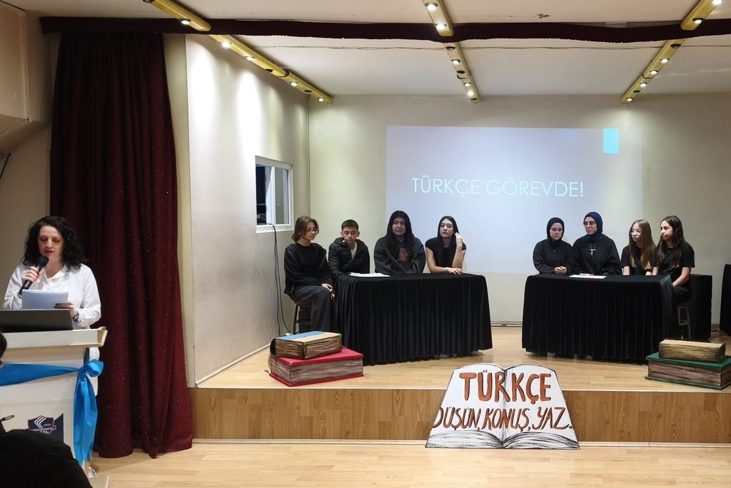 TÜRKÇENİN RENKLİ DÜNYASINDA EĞLENCELİ BİR YOLCULUK